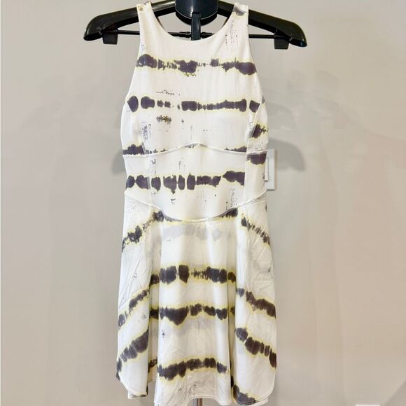 Lululemon NWOT White Tie-Dye Court Crush Dress w/built-in bra & shorts - Size 6 - Picture 4 of 11